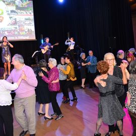 Danse ou spectacle, mais toujours autour d'un repas festif, 2 façons de se retrouver et commencer l'année dans la joie et la convivialité.