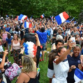 Des centaines de fans se sont réunis pour soutenir l'équipe de France en finale de la Coupe du Monde de foot et vibrer avec eux jusqu'au titre mondial !