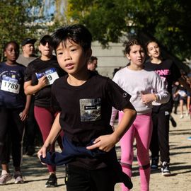 Une grande fête du sport avec près de 1500 coureur·se·s sur les 5/10km, courses jeunes et familles.Les vainqueurs des 10km ont battu le record de l'épreuve, avec la 8e meilleure performance mondiale chez les femmes!1700 euros ont été reversés à l’association Une maison au cœur de la vie, qui vient en aide aux familles dont les enfants sont hospitalisés à l’Institut Gustave-Roussy. Un grand merci aux 150 bénévoles, aux associations villejuifoises, et à tous les services de la ville.[Photos ©Anja Simonet / ©Raphaël Garnier]