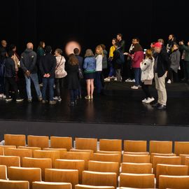 Une centaine de nouveaux Villejuifois, parmi lesquels de nombreuses jeunes familles, se sont retrouvées devant la médiathèque samedi 1er octobre pour visiter leur nouvelle ville (ballade en Tuk-tuk et visite du Théâtre...), recevoir leur kit de bienvenue et rencontrer leurs élu·e·s et partager leurs problématiques quotidiennes.[Photos Sylvie Grima]