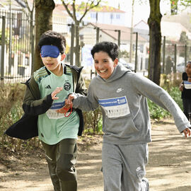 Dans le cadre de la semaine olympique et paralympique, mardi 2 avril, une centaine d’élèves de 6e de 4 collèges de Villejuif ont organisé dans le parc des hautes Bruyères une course en binôme avec un élève-guideur et un élève-guidé, les yeux masqués pour simuler le handicap. La course contre la faim vise à récolter des fonds pour Action contre la faim, pour des projets alimentaires dans le cadre de la solidarité internationale. [photos Lucile Cubin]