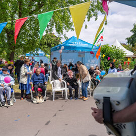 Samedi 17 mai, l’Hôpital Paul Brousse proposait un moment festif ouvert à tous : la fête de la gériatrie.L’occasion pour les patients et leurs familles de se partager un après-midi riche en rencontres et animations : parcours olympique, tir à l’arc, animation musicale, jeux en bois, maquillage, coiffure.. mais aussi buvette, brocante, tombola, stands d’artisanat et buvette ! [photos Xiwen Wang]