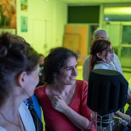 Vous étiez plusieurs centaines pour profiter des animations proposées pour cette Nuit Blanche 2025, et notamment l'installation exceptionnelle de L’Usine de film amateur de Michel Gondry, pour vivre l’expérience d’un film de A à Z : scénario, montage, effets spéciaux, doublage... jusqu’à la projection finale. [photos Xiwen Wang]