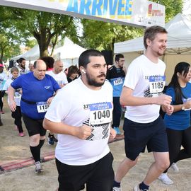 Une grande fête du sport avec près de 1500 coureur·se·s sur les 5/10km, courses jeunes et familles.Les vainqueurs des 10km ont battu le record de l'épreuve, avec la 8e meilleure performance mondiale chez les femmes!1700 euros ont été reversés à l’association Une maison au cœur de la vie, qui vient en aide aux familles dont les enfants sont hospitalisés à l’Institut Gustave-Roussy. Un grand merci aux 150 bénévoles, aux associations villejuifoises, et à tous les services de la ville.[Photos ©Anja Simonet / ©Raphaël Garnier]