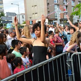 Des centaines de spectateurs massés devant la scène pour chanter avec Lisandro Cuxi, François Feldman etJoniece Jamison, danser avec le Staries Show ou applaudir le travail des musiciens et danseurs la MPT Gérard-Philipe et des Conservatoires.