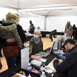 Avec  de  nombreux·ses  artistes  de  l’écriture,  du  dessin  et  de  bien  d’autres  disciplines,  des  penseur·euse·s,   les   acteurs   culturels   du   territoire  et  les  deux  librairies  villejuifoises,  ce  festival est une invitation à la création, au partage et à l’expérimentation