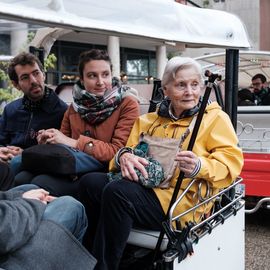 Une centaine de nouveaux Villejuifois, parmi lesquels de nombreuses jeunes familles, se sont retrouvées devant la médiathèque samedi 1er octobre pour visiter leur nouvelle ville (ballade en Tuk-tuk et visite du Théâtre...), recevoir leur kit de bienvenue et rencontrer leurs élu·e·s et partager leurs problématiques quotidiennes.[Photos Sylvie Grima]
