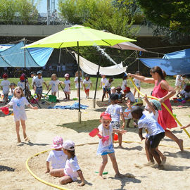 Près de 250 enfants des accueils de loisirs ont profité des jardins et jeux d'eau au stade nautique Youri-Gagarine. Plusieurs ateliers étaient proposés sous le thème de la "kermesse féérique".