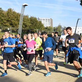 Une grande fête du sport avec près de 1500 coureur·se·s sur les 5/10km, courses jeunes et familles.Les vainqueurs des 10km ont battu le record de l'épreuve, avec la 8e meilleure performance mondiale chez les femmes!1700 euros ont été reversés à l’association Une maison au cœur de la vie, qui vient en aide aux familles dont les enfants sont hospitalisés à l’Institut Gustave-Roussy. Un grand merci aux 150 bénévoles, aux associations villejuifoises, et à tous les services de la ville.[Photos ©Anja Simonet / ©Raphaël Garnier]