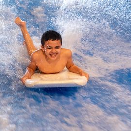 Zoom sur 3 activités enfance et jeunesse:▪️ Surf à Paris▪️ Initiation au pilotage de drones▪️ Sortie à la Ferme Pédagogique[Photos Alex Bonnemaison / Anja Simonet / Xiwen Wang]