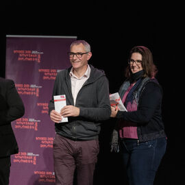 Félicitations à tous les diplômés de l'année, nombreux⸱ses tour à tour devant et sur la scène du théâtre Romain Rolland, pour profiter de la soirée en leur honneur, présentée par Aurélien Duarte. Les remises de récompenses ont été ponctuées de spectacles de danse de Lights Of Urban Dances et du Conservatoire de Villejuif, avant le cocktail et photobooth souvenir au son de la fanfare Les MaKaBés des étudiants de la faculté de médecine. [Photos Sylvie Grima]