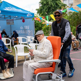 Samedi 17 mai, l’Hôpital Paul Brousse proposait un moment festif ouvert à tous : la fête de la gériatrie.L’occasion pour les patients et leurs familles de se partager un après-midi riche en rencontres et animations : parcours olympique, tir à l’arc, animation musicale, jeux en bois, maquillage, coiffure.. mais aussi buvette, brocante, tombola, stands d’artisanat et buvette ! [photos Xiwen Wang]