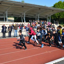 Toute la journée du 19 avril, le stade Louis Dolly a résonné des foulées et des cris d'encouragement des élèves d'élémentaire de Villejuif venus participer à la traditionnelle Course d'Endurance scolaire.