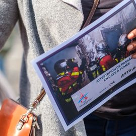 Escalader la grande échelle, traverser un tunnel enfumé, manier la lance à incendie, s'initier aux gestes de 1ers secours ou monter dans un vrai camion de pompier... les portes ouvertes du centre de secours de Villejuif ont ouvert un monde merveilleux aux petits et grands venus découvrir ce lieu emblématique !