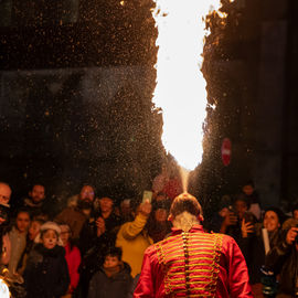 Retour en images sur le Marché de Noël en centre-ville samedi et dimanche, avec ses nombreuses animations organisées par la Ville et l'association Les commerçants de Villejuif: fanfares, Père Noël, cracheurs de feu, spectacle lumineux...[photos Xiwen Wang / Direction de la communication]