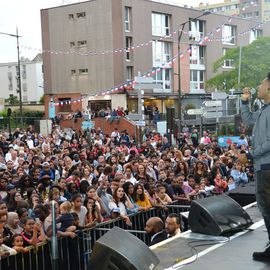 Des centaines de spectateurs massés devant la scène pour chanter avec Lisandro Cuxi, François Feldman etJoniece Jamison, danser avec le Staries Show ou applaudir le travail des musiciens et danseurs la MPT Gérard-Philipe et des Conservatoires.