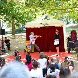 Des trapézistes renversants, une clown malicieuse, un quatuor de comédiens irrésistibles, des équilibristes dresseurs de poules et une fanfare déjantée.