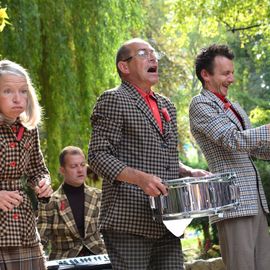 Des trapézistes renversants, une clown malicieuse, un quatuor de comédiens irrésistibles, des équilibristes dresseurs de poules et une fanfare déjantée.