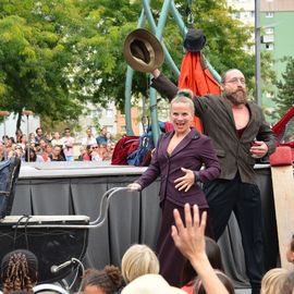 Des trapézistes renversants, une clown malicieuse, un quatuor de comédiens irrésistibles, des équilibristes dresseurs de poules et une fanfare déjantée.