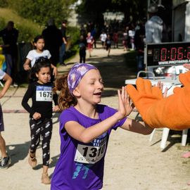 Une grande fête du sport avec près de 1500 coureur·se·s sur les 5/10km, courses jeunes et familles.Les vainqueurs des 10km ont battu le record de l'épreuve, avec la 8e meilleure performance mondiale chez les femmes!1700 euros ont été reversés à l’association Une maison au cœur de la vie, qui vient en aide aux familles dont les enfants sont hospitalisés à l’Institut Gustave-Roussy. Un grand merci aux 150 bénévoles, aux associations villejuifoises, et à tous les services de la ville.[Photos ©Anja Simonet / ©Raphaël Garnier]