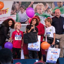 Une grande fête du sport avec près de 1500 coureur·se·s sur les 5/10km, courses jeunes et familles.Les vainqueurs des 10km ont battu le record de l'épreuve, avec la 8e meilleure performance mondiale chez les femmes!1700 euros ont été reversés à l’association Une maison au cœur de la vie, qui vient en aide aux familles dont les enfants sont hospitalisés à l’Institut Gustave-Roussy. Un grand merci aux 150 bénévoles, aux associations villejuifoises, et à tous les services de la ville.[Photos ©Anja Simonet / ©Raphaël Garnier]