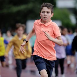 Malgré la pluie, les élèves ont enchainé les tours de piste au stade Louis Dolly lors de la traditionnelle course d'endurance.[Photo Alex Bonnemaison]