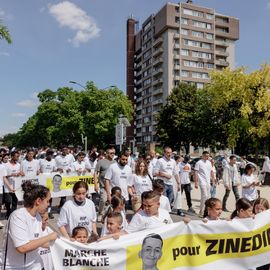 L’émotion était vive ce mercredi 6 juillet à l’occasion de la grande marche blanche organisée en la mémoire de Zinédine, jeune Villejuifois âgé de 16 ans mortellement fauché par un automobiliste vendredi dernier.Près d’un millier de personnes (famille, proches, amis, voisins, camarades du lycée, membres des clubs de football, citoyens…) sont venus lui rendre hommage. Tous vêtus de blanc, ils ont sillonné les rues de la ville entre le quartier Lamartine où il vivait et le stade Karl-Marx.[Photos Alex Bonnemaison] 