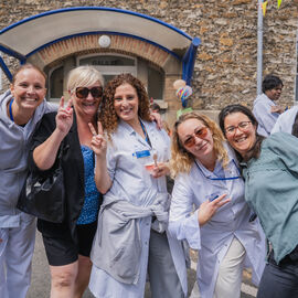 Samedi 17 mai, l’Hôpital Paul Brousse proposait un moment festif ouvert à tous : la fête de la gériatrie.L’occasion pour les patients et leurs familles de se partager un après-midi riche en rencontres et animations : parcours olympique, tir à l’arc, animation musicale, jeux en bois, maquillage, coiffure.. mais aussi buvette, brocante, tombola, stands d’artisanat et buvette ! [photos Xiwen Wang]