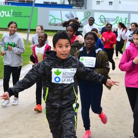 Le 9 mai, les collégiens ont couru dans le parc des Hautes Bruyères au profit de l'association Action Contre la Faim.Les élèves devaient rechercher des parrains (familles, voisins, proches, etc) qui les sponsorisent pour la course, en fonction du nombre de tours effectués!