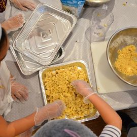 Des dizaines d'élèves d'élémentaires réunis pour la désormais traditionnelle Disco-soupe! Le principe: cuisiner à partir d'aliments invendus récupérés auprès des commerçants de la Ville. 