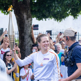 Sportifs amateurs, entrepreneurs, para-athlètes... ils étaient 15, sur la portion villejuifoise du parcours, à se relayer pour porter la flamme olympique des Jeux de Paris 2024.  [photos Sylvie Grima, Xiwen Wang, Lucile Cubin, direction de la Communication]