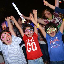 La liesse populaire du 13 juillet à Villejuif avec la guinguette, le bal variétés et le feu d'artifice de retour au parc Pablo Neruda.