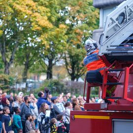 Escalader la grande échelle, traverser un tunnel enfumé, manier la lance à incendie, s'initier aux gestes de 1ers secours ou monter dans un vrai camion de pompier... les portes ouvertes du centre de secours de Villejuif ont ouvert un monde merveilleux aux petits et grands venus découvrir ce lieu emblématique !