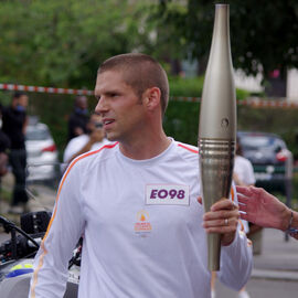 Sportifs amateurs, entrepreneurs, para-athlètes... ils étaient 15, sur la portion villejuifoise du parcours, à se relayer pour porter la flamme olympique des Jeux de Paris 2024.  [photos Sylvie Grima, Xiwen Wang, Lucile Cubin, direction de la Communication]