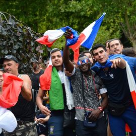 Des centaines de fans se sont réunis pour soutenir l'équipe de France en finale de la Coupe du Monde de foot et vibrer avec eux jusqu'au titre mondial !