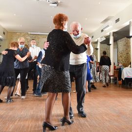 Zoom sur 2 temps forts de cette Semaine nationale des seniors: le spectacle de la compagnie de théâtre les Sans Âge, et la guinguette de clôture.