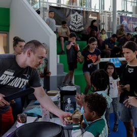 Le 13 mai se déroulait la grande soirée Plongeon au stade nautique à l'occasion de l'inauguration des nouveaux plongeoirs. Au programme : initiation pour les plus courageux·ses, et démonstrations des plongeurs·ses de l'Equipe de France et de Gary Hunt, meilleur plongeur du Monde de l'extrême.[Photos Alex Bonnemaison]