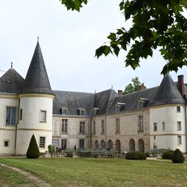 Les traditionnelles sorties d'automne emmenaient cette année une centaine de Seniors de Villejuif direction le Nord-Est, pour une escapade dans l'Aisne.Au programme : visite guidée du Domaine des Princes, à Condé en Brie, sabrage du champagne et dégustation, déjeuner en musique et flânerie dans le parc au cœur du village.[Photos Anja Simonet]