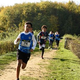 Dimanche 13 novembre, l'ASFI Villejuif Athlétisme organisait son 1er cross à destination des jeunes, au Parc Départemental des Hautes Bruyères. Pour cet évènement sportif, 17 clubs ont fait le déplacement avec plus de 500 athlètes âgé·e·s de 6 à 14 ans (catégorie Eveils à Minimes) ! [Photos Lucile Cubin]