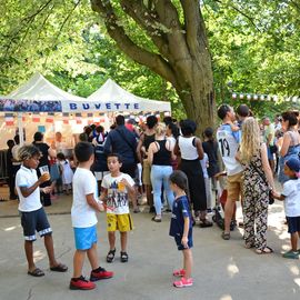 Des centaines de fans se sont réunis pour soutenir l'équipe de France en finale de la Coupe du Monde de foot et vibrer avec eux jusqu'au titre mondial !