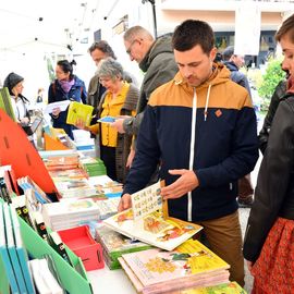 La littérature jeunesse à l'honneur avec au programme des dédicaces, des ateliers (pop-up, illustration, récit), des jeux et la remise des prix Lire et Elire décernés par 1000 élèves de Villejuif.