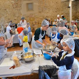 Des dizaines d'élèves d'élémentaires réunis pour la désormais traditionnelle Disco-soupe! Le principe: cuisiner à partir d'aliments invendus récupérés auprès des commerçants de la Ville. 