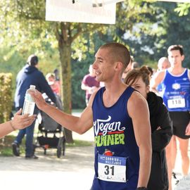 Une grande fête du sport avec près de 1500 coureur·se·s sur les 5/10km, courses jeunes et familles.Les vainqueurs des 10km ont battu le record de l'épreuve, avec la 8e meilleure performance mondiale chez les femmes!1700 euros ont été reversés à l’association Une maison au cœur de la vie, qui vient en aide aux familles dont les enfants sont hospitalisés à l’Institut Gustave-Roussy. Un grand merci aux 150 bénévoles, aux associations villejuifoises, et à tous les services de la ville.[Photos ©Anja Simonet / ©Raphaël Garnier]