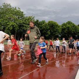 Malgré la pluie, les élèves ont enchainé les tours de piste au stade Louis Dolly lors de la traditionnelle course d'endurance.[Photo Alex Bonnemaison]