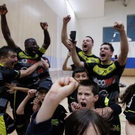 Sacrés champions de France de Nationale 2 lors du dernier match de la saison, les joueurs de l'USV Roller - Rink-Hockeymontent en Nationale 1 – Elite ![Photos Alex Bonnemaison]