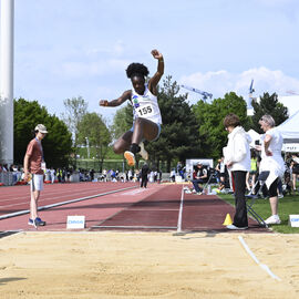 Plus de 500 athlètes ont répondu présents pour transpirer sous les premières chaleurs du printemps et les efforts fournis sur la piste du stade Louis Dolly ce samedi 26 avril. Un nouveau succès pour cette 8e édition du Meeting d'Athlétisme, un évènement organisé par l'ASFI Villejuif Athlétisme et ses nombreux bénévoles, avec la Ville de Villejuif. [photos Lucile Cubin]