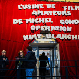 Vous étiez plusieurs centaines pour profiter des animations proposées pour cette Nuit Blanche 2025, et notamment l'installation exceptionnelle de L’Usine de film amateur de Michel Gondry, pour vivre l’expérience d’un film de A à Z : scénario, montage, effets spéciaux, doublage... jusqu’à la projection finale. [photos Xiwen Wang]