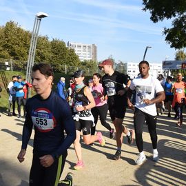 Une grande fête du sport avec près de 1500 coureur·se·s sur les 5/10km, courses jeunes et familles.Les vainqueurs des 10km ont battu le record de l'épreuve, avec la 8e meilleure performance mondiale chez les femmes!1700 euros ont été reversés à l’association Une maison au cœur de la vie, qui vient en aide aux familles dont les enfants sont hospitalisés à l’Institut Gustave-Roussy. Un grand merci aux 150 bénévoles, aux associations villejuifoises, et à tous les services de la ville.[Photos ©Anja Simonet / ©Raphaël Garnier]