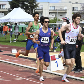 Plus de 500 athlètes ont répondu présents pour transpirer sous les premières chaleurs du printemps et les efforts fournis sur la piste du stade Louis Dolly ce samedi 26 avril. Un nouveau succès pour cette 8e édition du Meeting d'Athlétisme, un évènement organisé par l'ASFI Villejuif Athlétisme et ses nombreux bénévoles, avec la Ville de Villejuif. [photos Lucile Cubin]