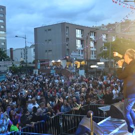 Des centaines de spectateurs massés devant la scène pour chanter avec Lisandro Cuxi, François Feldman etJoniece Jamison, danser avec le Staries Show ou applaudir le travail des musiciens et danseurs la MPT Gérard-Philipe et des Conservatoires.